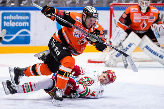 Karlskronas Riley Holzapfel kliver över Modos Emil