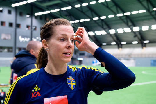 Lotta Schelin blir intervjuad