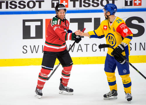 Frölundas Joel Lundqvist tar i hand med Davos Dick Axelsson