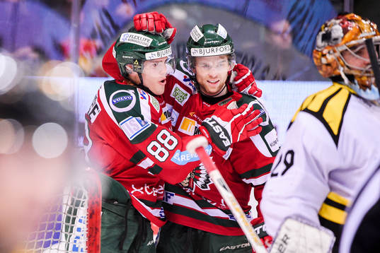 Frölundas Andreas Johnson och Spencer Abbott jublar