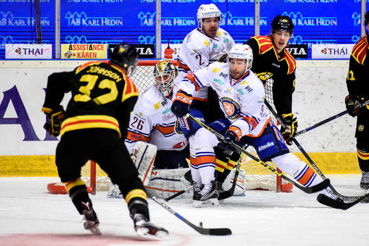 Brynäs Nick Johnson provar skott på Växjös målvakt