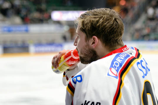 Luleås målvakt Joel Lassinantti dricker vatten