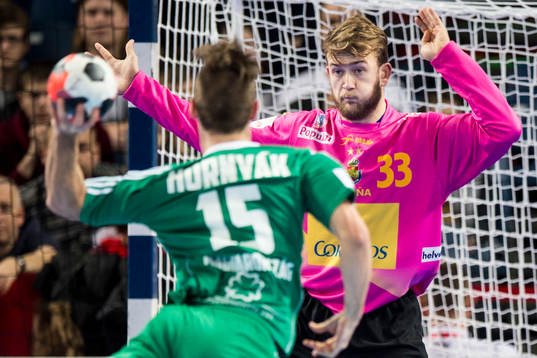 Ungerns Peter Hornyak mot Spaniens målvakt Gonzalo Perez
