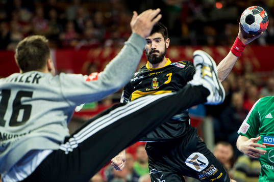 Spaniens Eduardo Gurbindo mot Ungerns målvakt Roland Mikler
