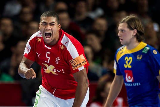 Danmarks Mads Mensah Larsen jublar och Sveriges Mattias