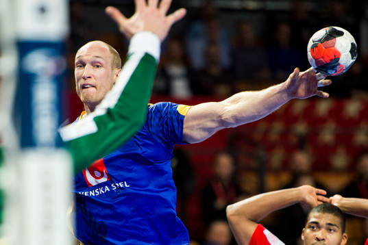 Sveriges Johan Jakobsson mot Danmarks målvakt Niklas