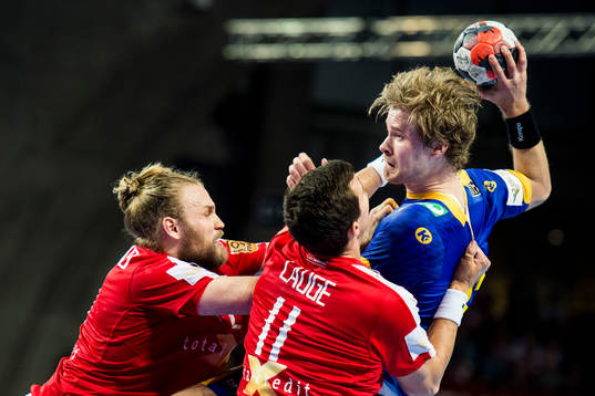 Sveriges Viktor Östlund stoppas upp av Danmarks Rasmus
