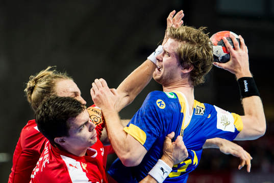 Sveriges Viktor Östlund stoppas upp av Danmarks Rasmus