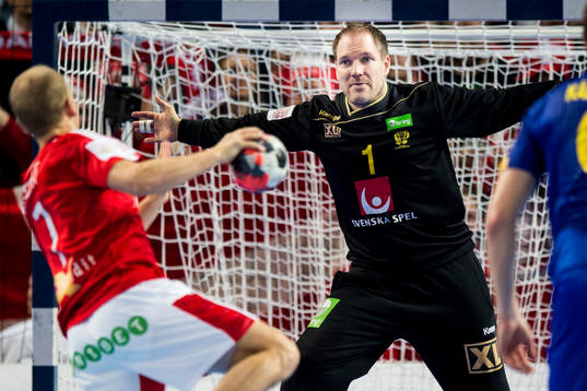 Danmarks Anders Eggert Magnussen mot Sveriges målvakt
