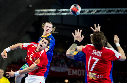 Sveriges Lukas Nilsson passar in bollen bakom Danmarks
