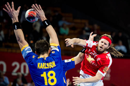 Danmarks Mikkel Hansen skjuter och Sveriges Tobias Karlsson