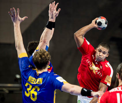 Danmarks Mads Mensah Larsen laddar för skott och Sveriges