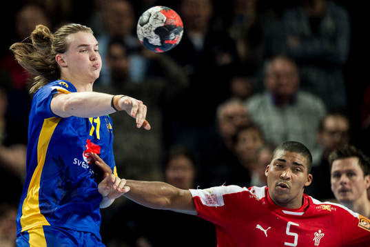 Sveriges Lukas Nilsson och Danmarks Mads Mensah Larsen
