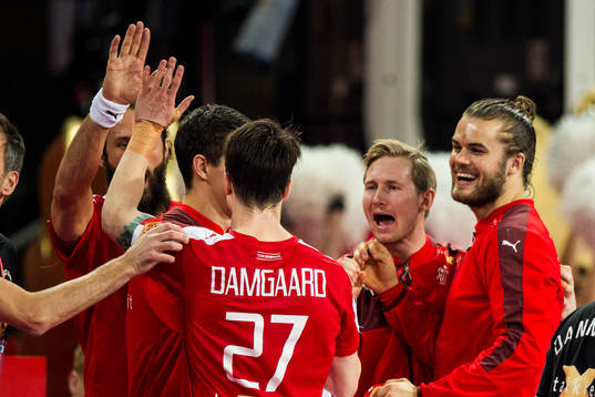Danmarks spelare jublar med Michael Damgaard Nielsen (m)