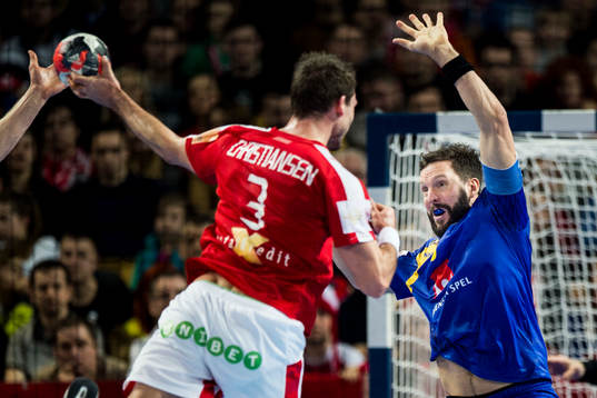 Danmarks Mads Christiansen laddar för skott och Sveriges