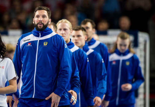 Sveriges spelare gör entré med Tobias Karlsson i spetsen