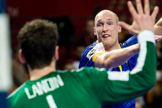 Sveriges Johan Jakobsson mot Danmarks målvakt Niklas