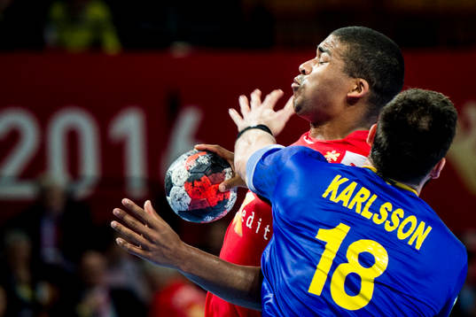 Danmarks Mads Mensah Larsen stoppas av Sveriges Tobias