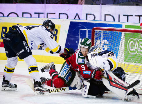 s Ryan O´Byrne trycker in Frölundas Spencer Abbott på