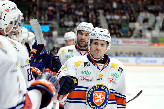 Växjös Cory Murphy jublar med båset
