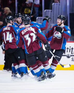 Colorados Gabriel Landeskog (t h) jublar med lagkamrater