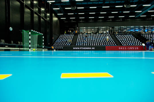 Golvet och läktaren i Ystad Arena innan handbollsmatchen i