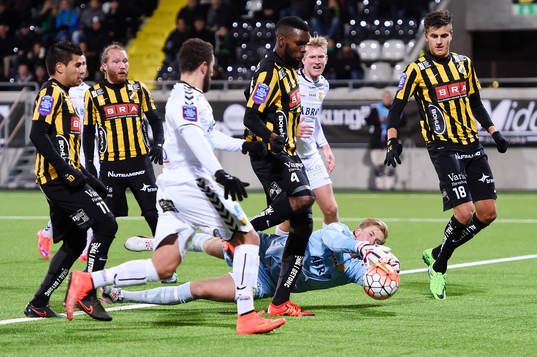 GAIS målvakt Jesper Johansson tappar en boll så att
