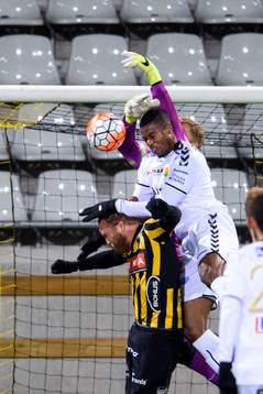 GAIS Liam Davies oroar framför Häckens målvakt Peter