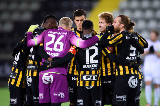 Häckens spelare samlas innan en träningsmatch i fotboll