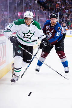 Dallas Patrik Nemeth framför Colorados Gabriel Landeskog