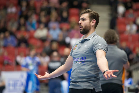 Drotts tränare Diego Perez Marne är missnöjd med ett