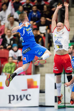 Redbergslids Linus Arnesson (med bollen) och Drotts
