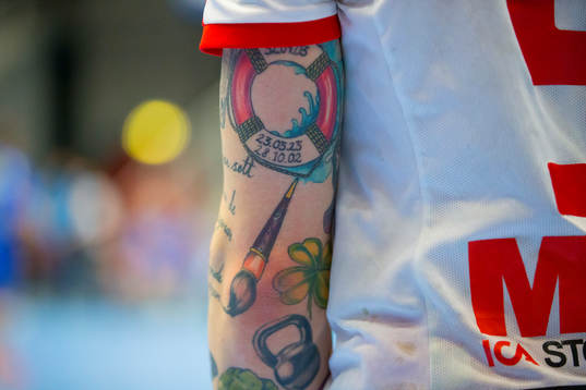 Drotts Jonathan Tygesens tatuerade arm