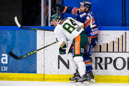 Färjestads Tomas Skogs tacklar Växjös Cory Murphy