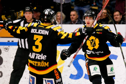 Skellefteås Adam Pettersson och Niclas Burström jublar