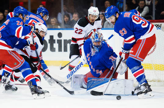 Oroligt framför New Yorks målvakt Henrik Lundqvist