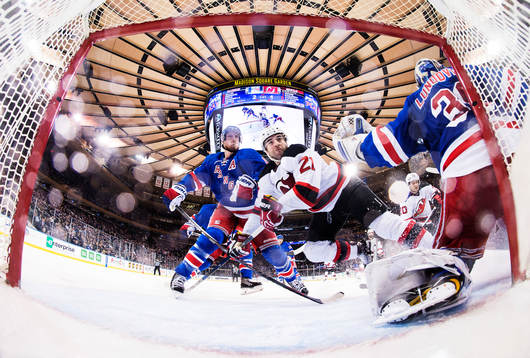 New Yorks Marc Staal och målvakt Henrik Lundqvist utmanas