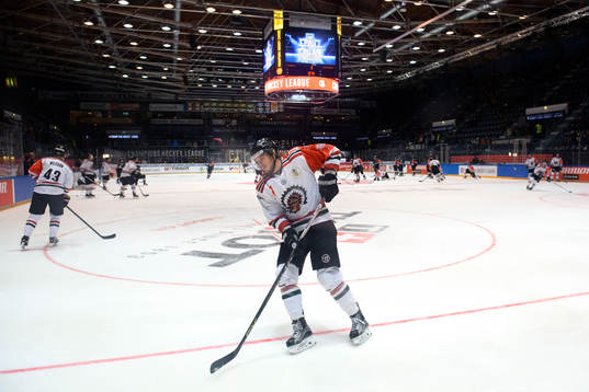 Frölundas Sebastian Stålberg värmer upp innan finalen i
