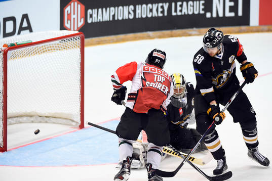 Frölundas Ryan Lasch gör 0-1 bakom Kärpäts målvakt