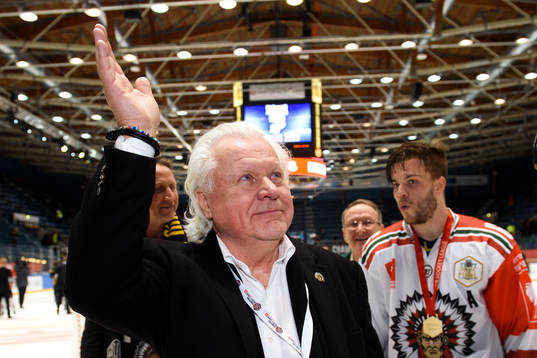 Frölundas ordförande Mats Grauers jublar