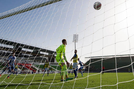 IFK Göteborgs Mikael Boman gör 1-0 bakom Moldes målvakt