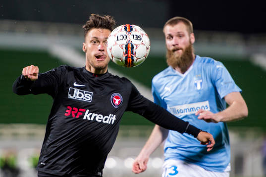 Midtjyllands Václav Kadlec jagas av Malmö FFs Jo Inge
