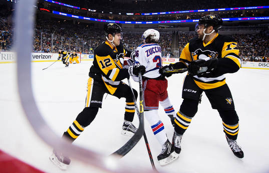 Pittsburghs Ben Lovejoy och Bryan Rust tacklar New Yorks