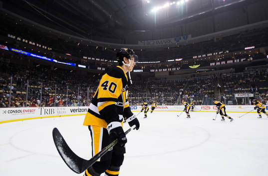 Pittsburghs Oskar Sundqvist vid uppvärmningen