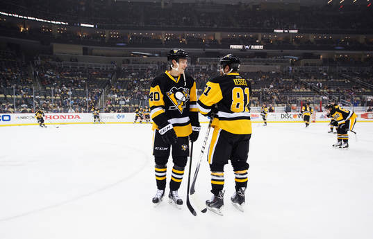 Pittsburghs Oskar Sundqvist och Phil Kessel vid