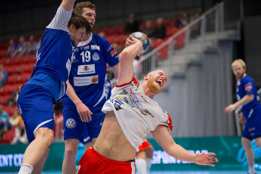 Drotts Jonathan Berg blir hårt nedtagen av Alingsås