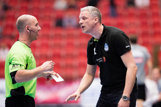 Domare Niclas Persson och Alingsås Tränare Mikael Franzèn