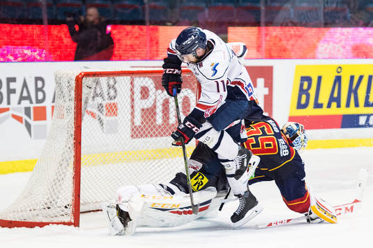Linköpings Garret Roe sätter sin straff bakom