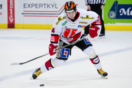 Örebros Petr Zamorsky skjuter ett skott