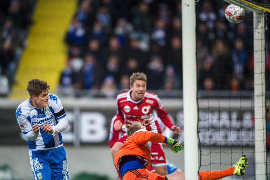 IFK Göteborgs Victor Sköld  och Degerfors målvakt August